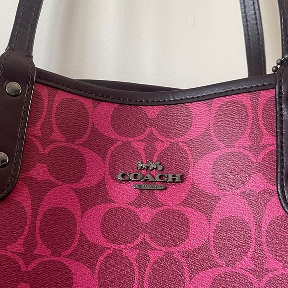 Coach REVERSIBLE CITY TOTE IN BLOCKED SIGNATURE CANVAS - Picture 3 of 10